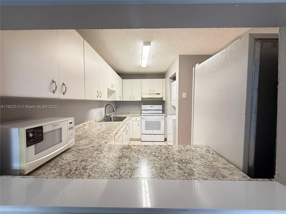 Active With Contract: $1,900 (2 beds, 2 baths, 960 Square Feet)