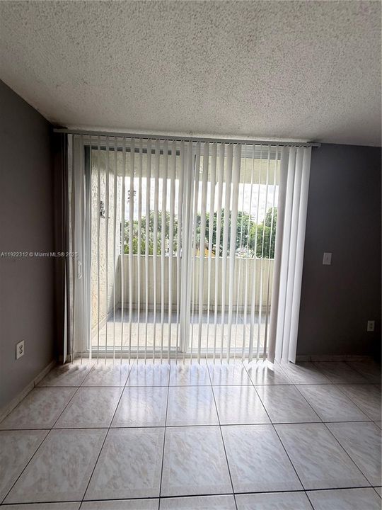 Active With Contract: $1,900 (2 beds, 2 baths, 960 Square Feet)