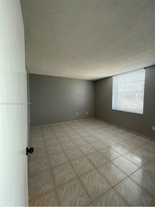 Active With Contract: $1,900 (2 beds, 2 baths, 960 Square Feet)