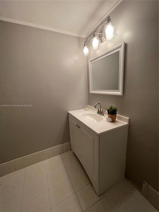 Active With Contract: $1,900 (2 beds, 2 baths, 960 Square Feet)