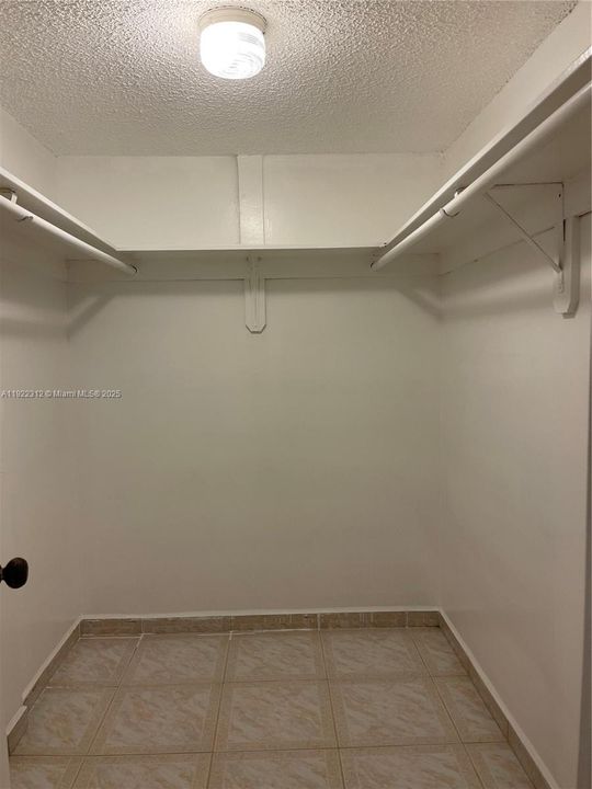 Active With Contract: $1,900 (2 beds, 2 baths, 960 Square Feet)