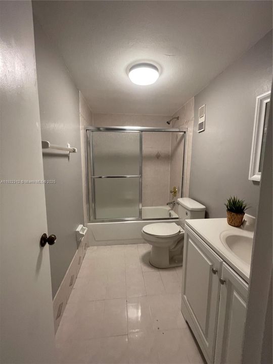 Active With Contract: $1,900 (2 beds, 2 baths, 960 Square Feet)