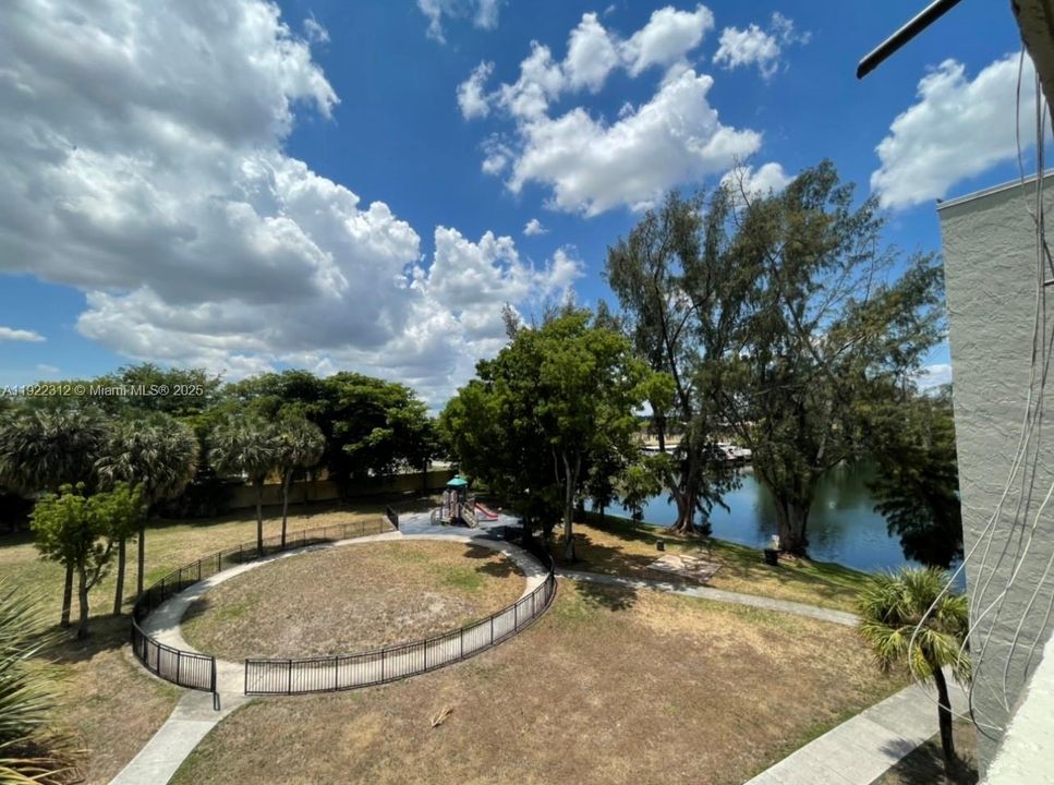 Active With Contract: $1,900 (2 beds, 2 baths, 960 Square Feet)