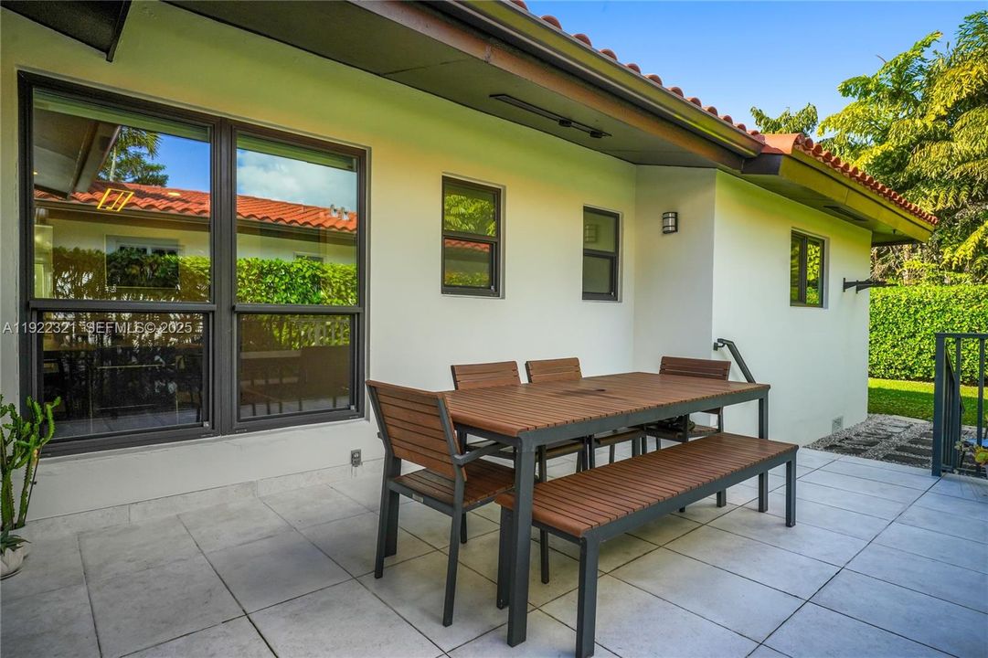 For Sale: $1,375,000 (3 beds, 2 baths, 1650 Square Feet)