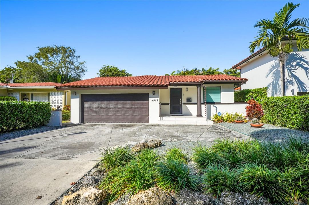 For Sale: $1,375,000 (3 beds, 2 baths, 1650 Square Feet)