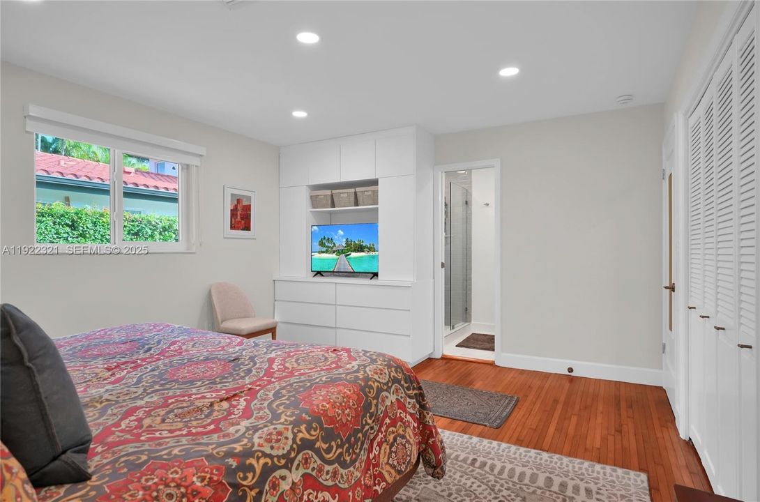 For Sale: $1,375,000 (3 beds, 2 baths, 1650 Square Feet)