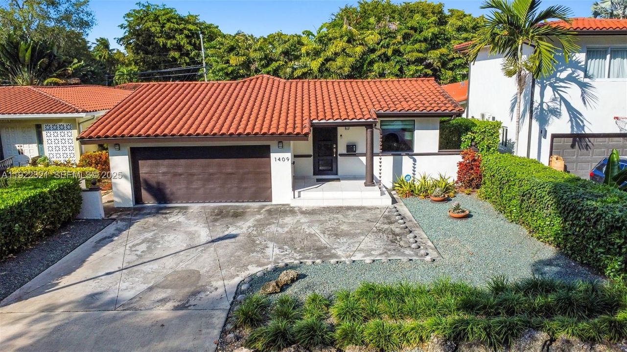 For Sale: $1,375,000 (3 beds, 2 baths, 1650 Square Feet)