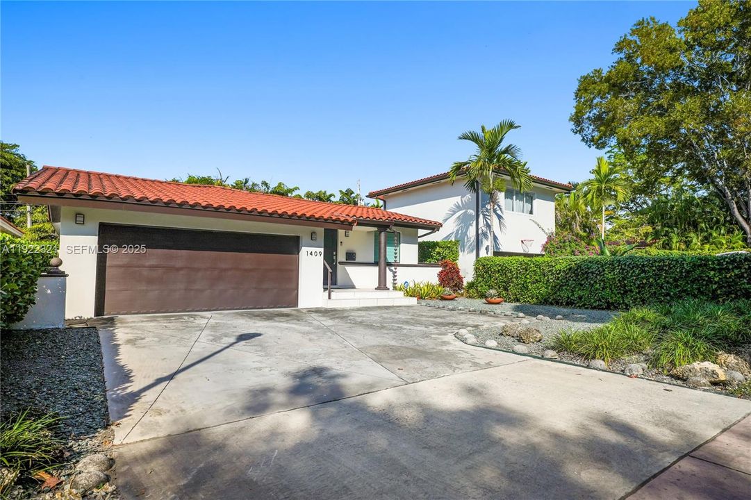 For Sale: $1,375,000 (3 beds, 2 baths, 1650 Square Feet)