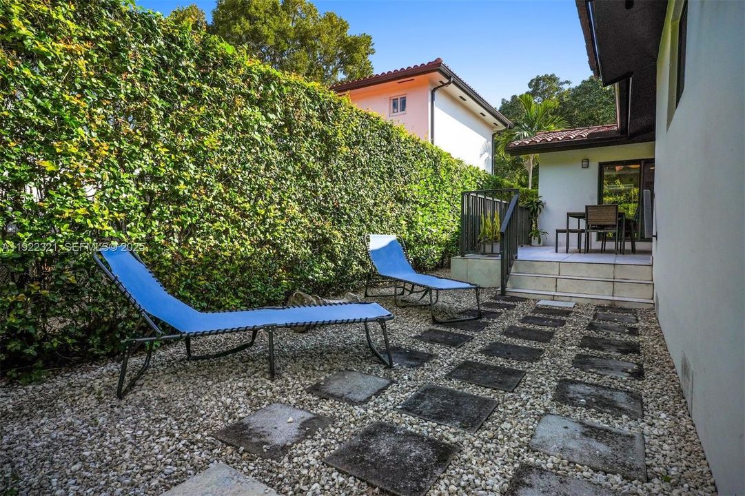 For Sale: $1,375,000 (3 beds, 2 baths, 1650 Square Feet)