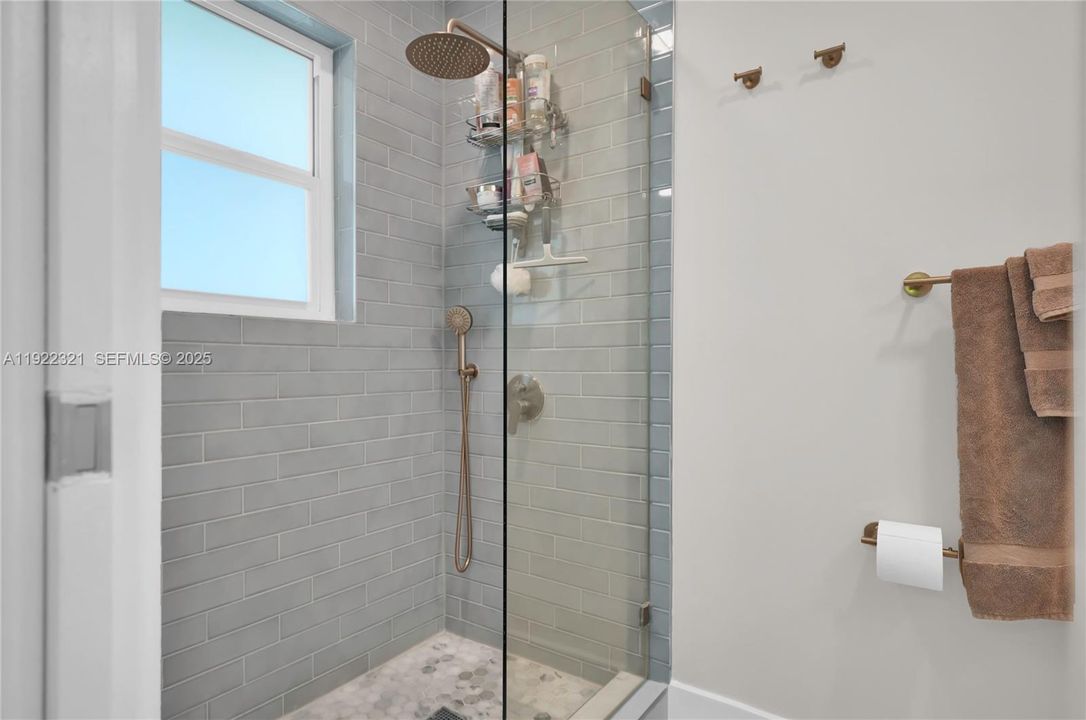 For Sale: $1,375,000 (3 beds, 2 baths, 1650 Square Feet)