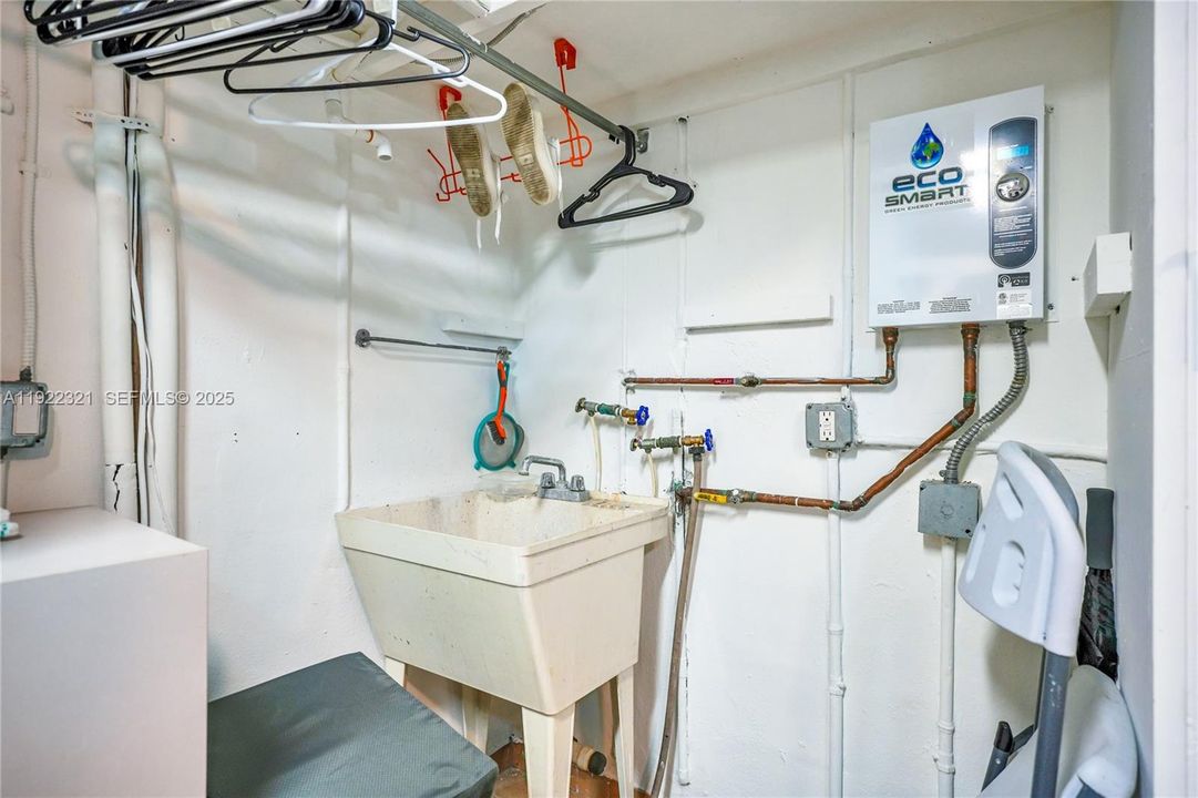 For Sale: $1,375,000 (3 beds, 2 baths, 1650 Square Feet)