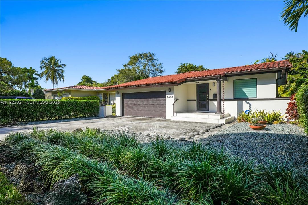 For Sale: $1,375,000 (3 beds, 2 baths, 1650 Square Feet)