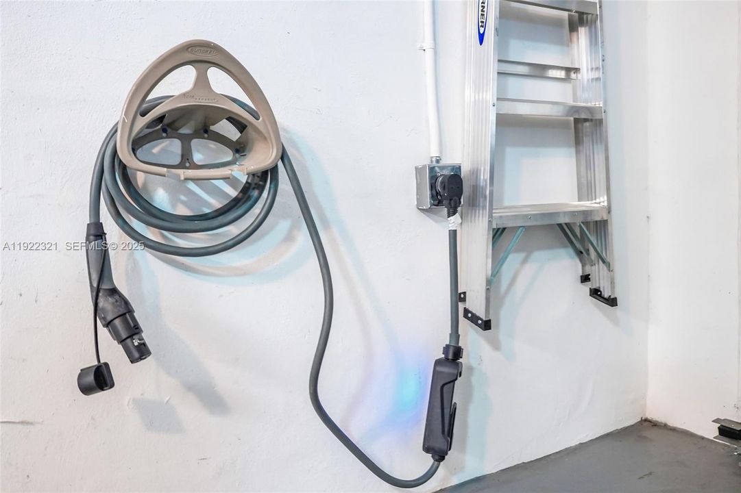 For Sale: $1,375,000 (3 beds, 2 baths, 1650 Square Feet)