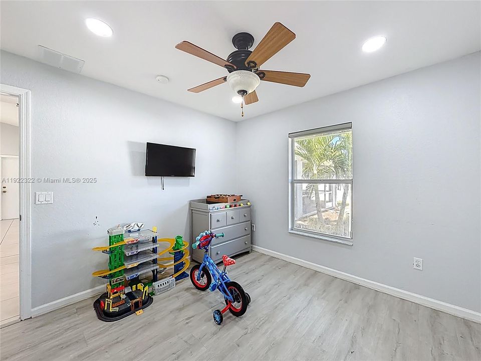 For Sale: $425,000 (3 beds, 2 baths, 1650 Square Feet)