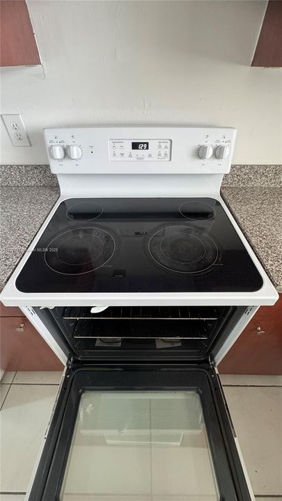 Под контрактом: $2,600 (3 спален, 2 ванн, 999 Квадратных фут)