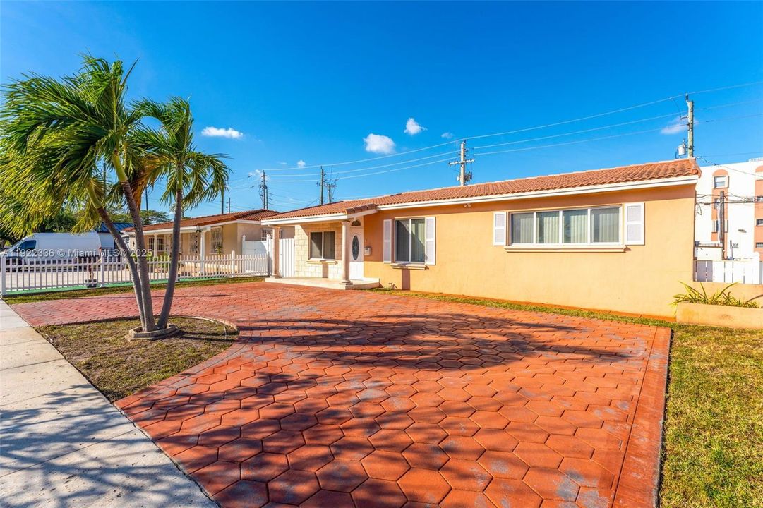 For Sale: $600,000 (3 beds, 2 baths, 1377 Square Feet)