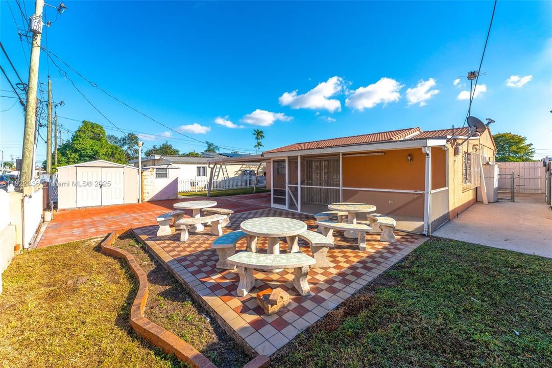 For Sale: $600,000 (3 beds, 2 baths, 1377 Square Feet)