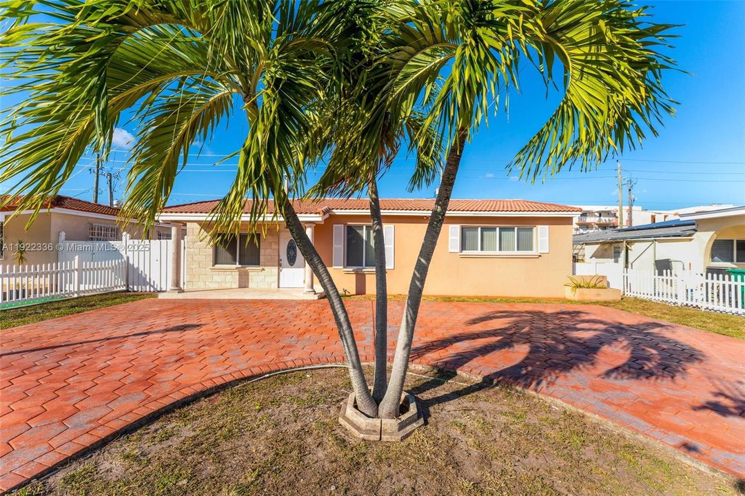 For Sale: $600,000 (3 beds, 2 baths, 1377 Square Feet)