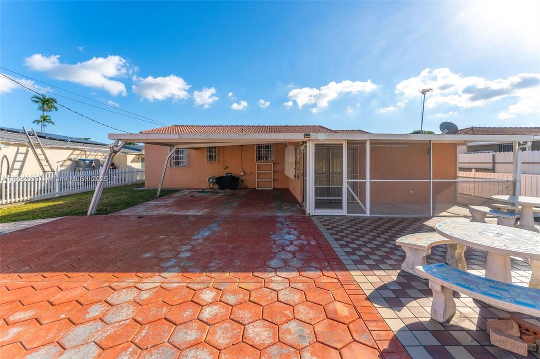 For Sale: $600,000 (3 beds, 2 baths, 1377 Square Feet)