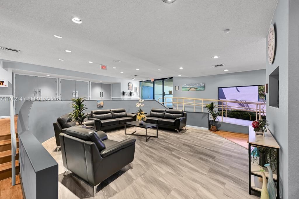 待售: $70,000 (1 贝兹, 1 浴室, 700 平方英尺)