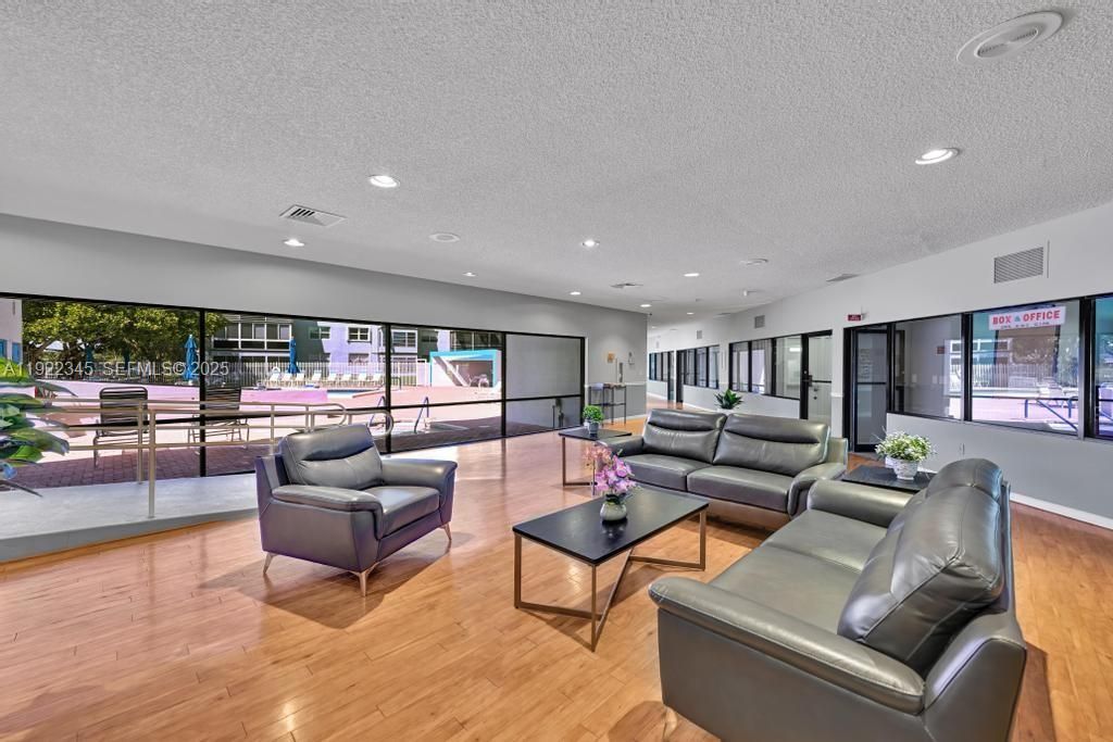 待售: $70,000 (1 贝兹, 1 浴室, 700 平方英尺)