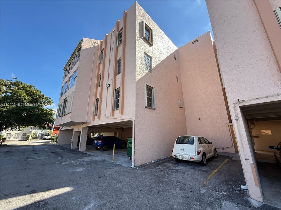 Activo con contrato: $2,100 (2 camas, 2 baños, 1095 Pies cuadrados)