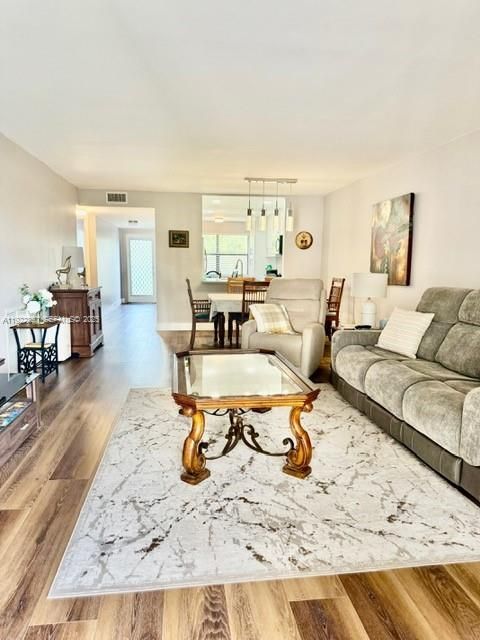 For Sale: $250,000 (2 beds, 2 baths, 1250 Square Feet)