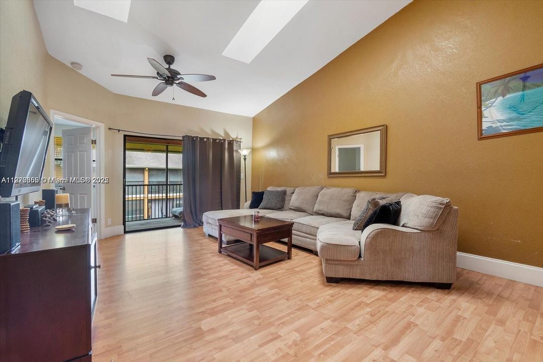 For Sale: $200,000 (2 beds, 2 baths, 965 Square Feet)