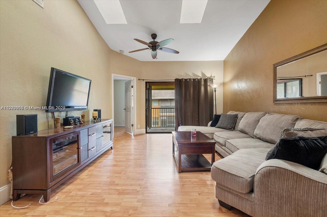 For Sale: $200,000 (2 beds, 2 baths, 965 Square Feet)