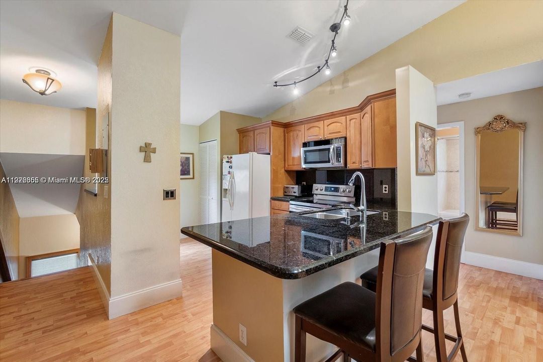 For Sale: $200,000 (2 beds, 2 baths, 965 Square Feet)