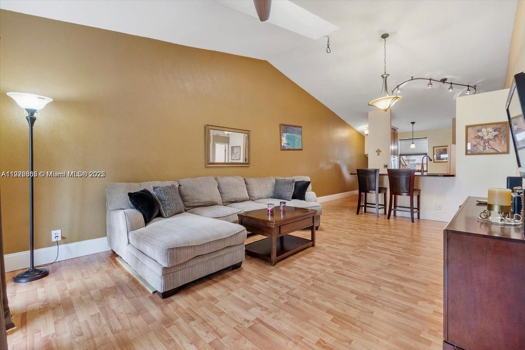 For Sale: $200,000 (2 beds, 2 baths, 965 Square Feet)