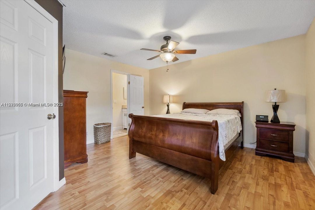 For Sale: $200,000 (2 beds, 2 baths, 965 Square Feet)