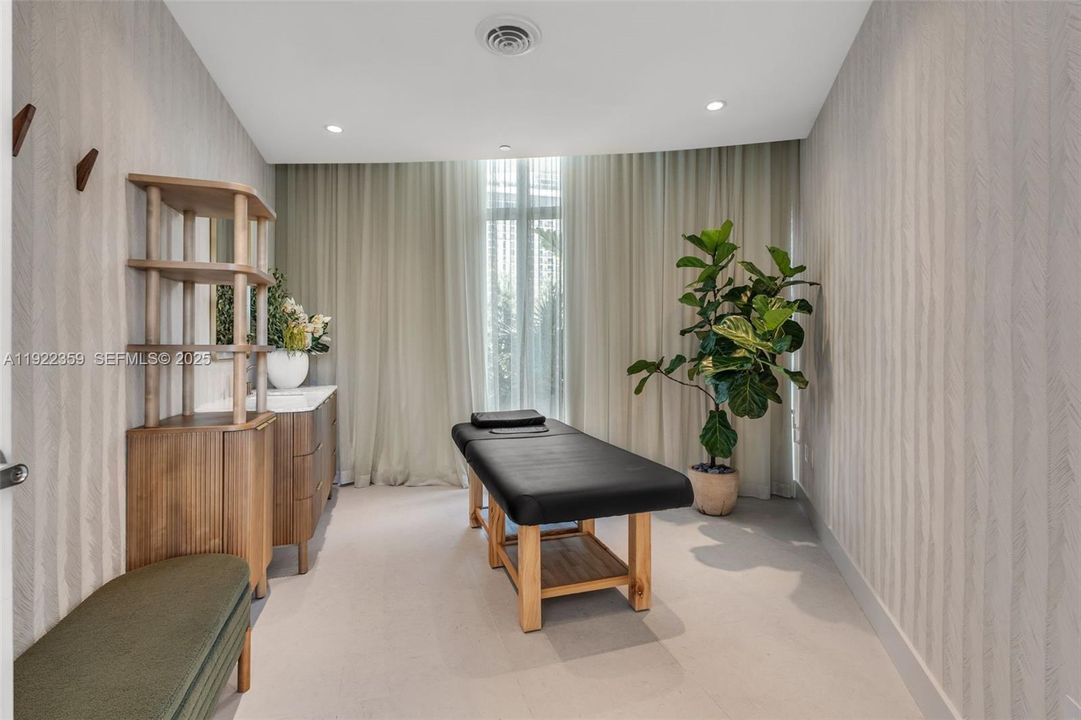 For Sale: $1,890,000 (3 beds, 3 baths, 1643 Square Feet)