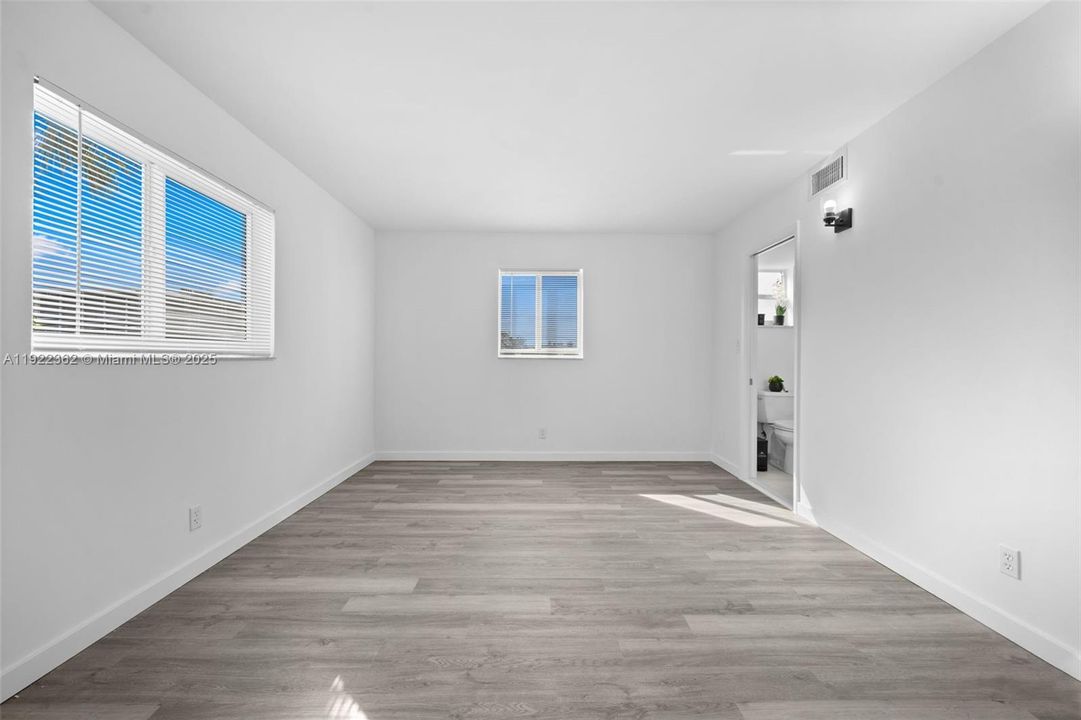 For Sale: $115,000 (2 beds, 1 baths, 894 Square Feet)