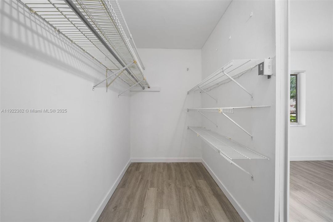 For Sale: $115,000 (2 beds, 1 baths, 894 Square Feet)