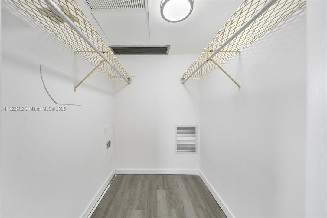 For Sale: $115,000 (2 beds, 1 baths, 894 Square Feet)