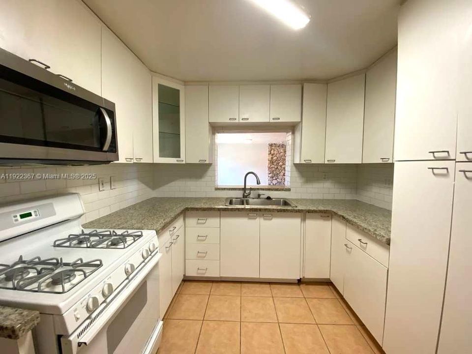 For Rent: $4,000 (3 beds, 2 baths, 1933 Square Feet)