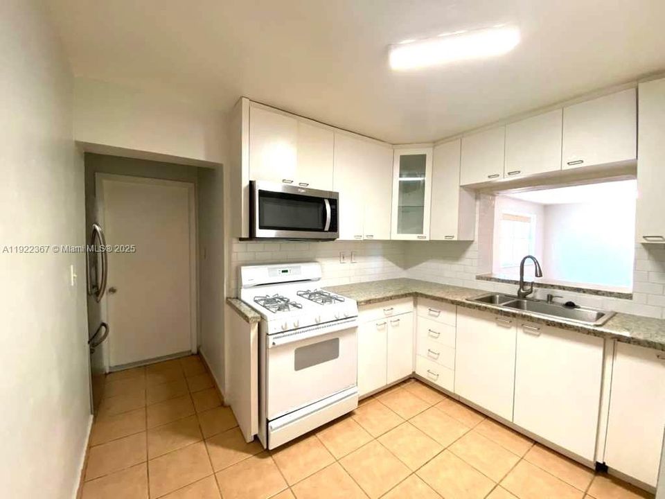 For Rent: $4,000 (3 beds, 2 baths, 1933 Square Feet)