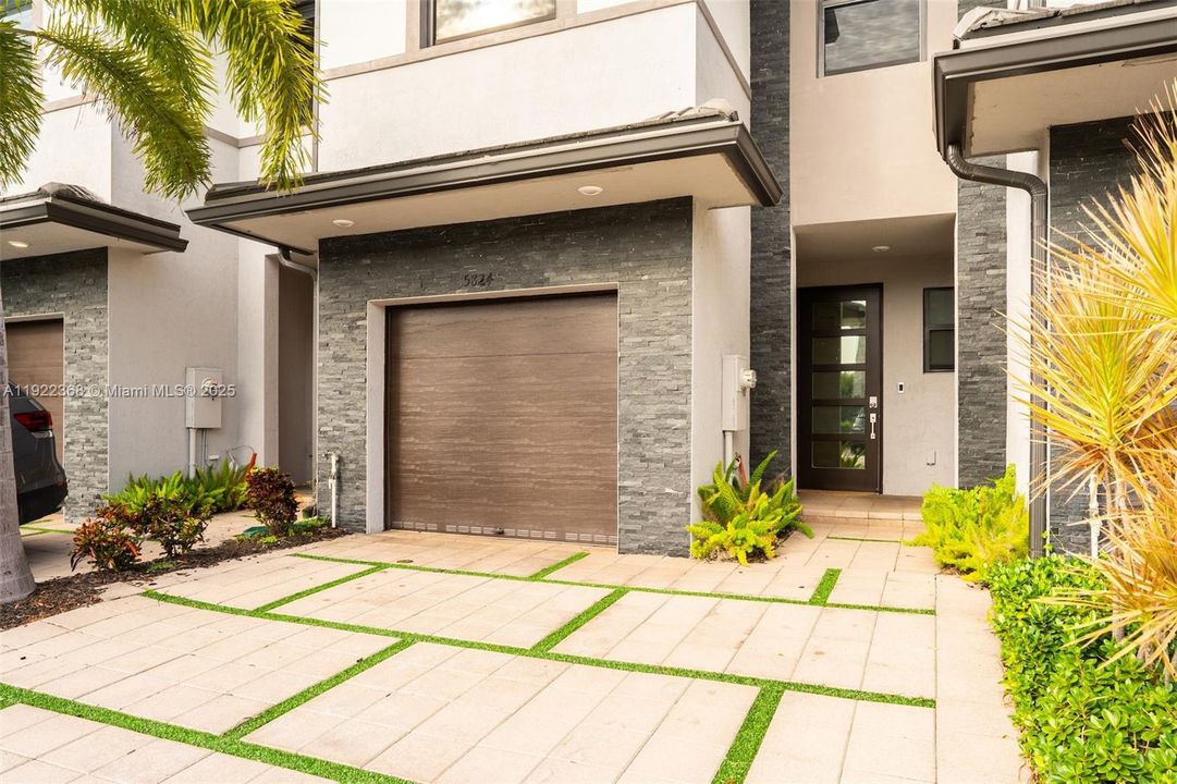 For Sale: $599,999 (3 beds, 2 baths, 1476 Square Feet)