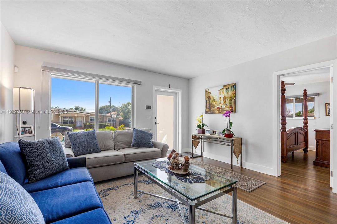 出租: $4,200 (3 贝兹, 3 浴室, 1276 平方英尺)