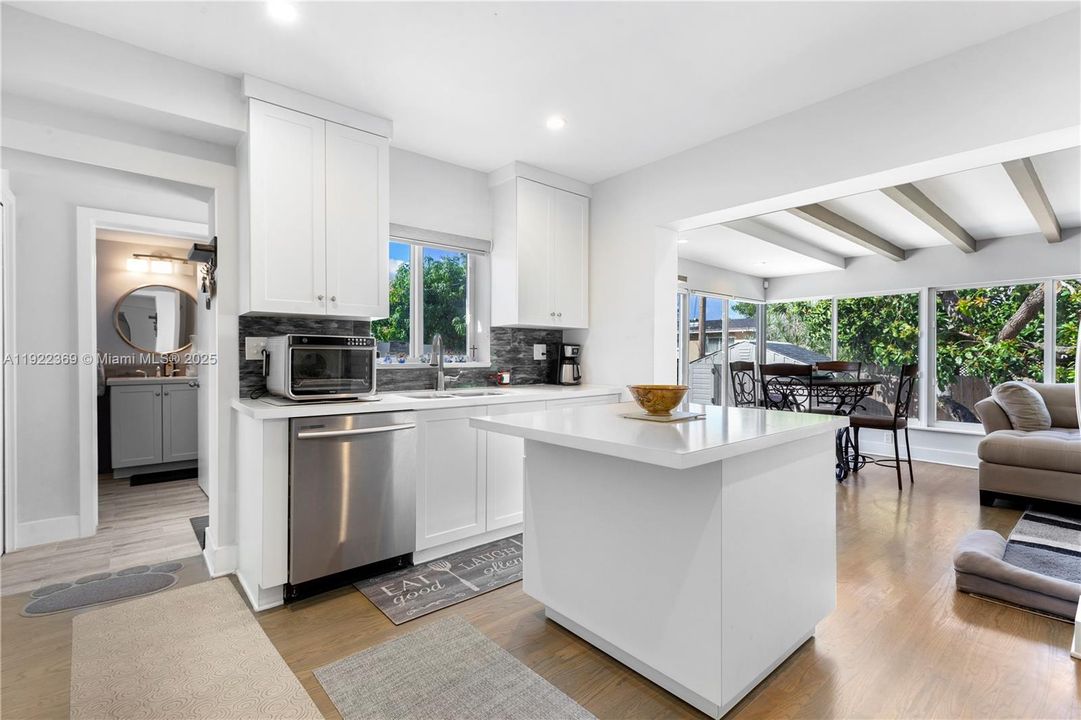 出租: $4,200 (3 贝兹, 3 浴室, 1276 平方英尺)