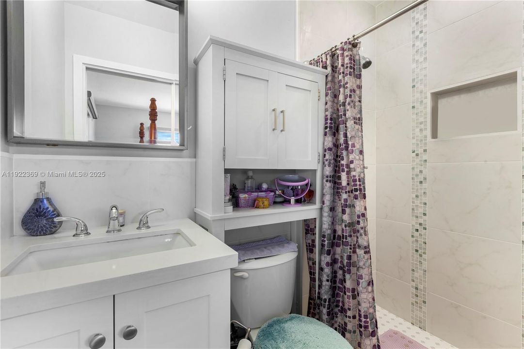 En suite primary bath