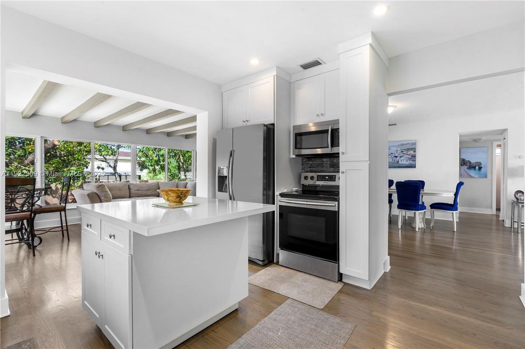 出租: $4,200 (3 贝兹, 3 浴室, 1276 平方英尺)