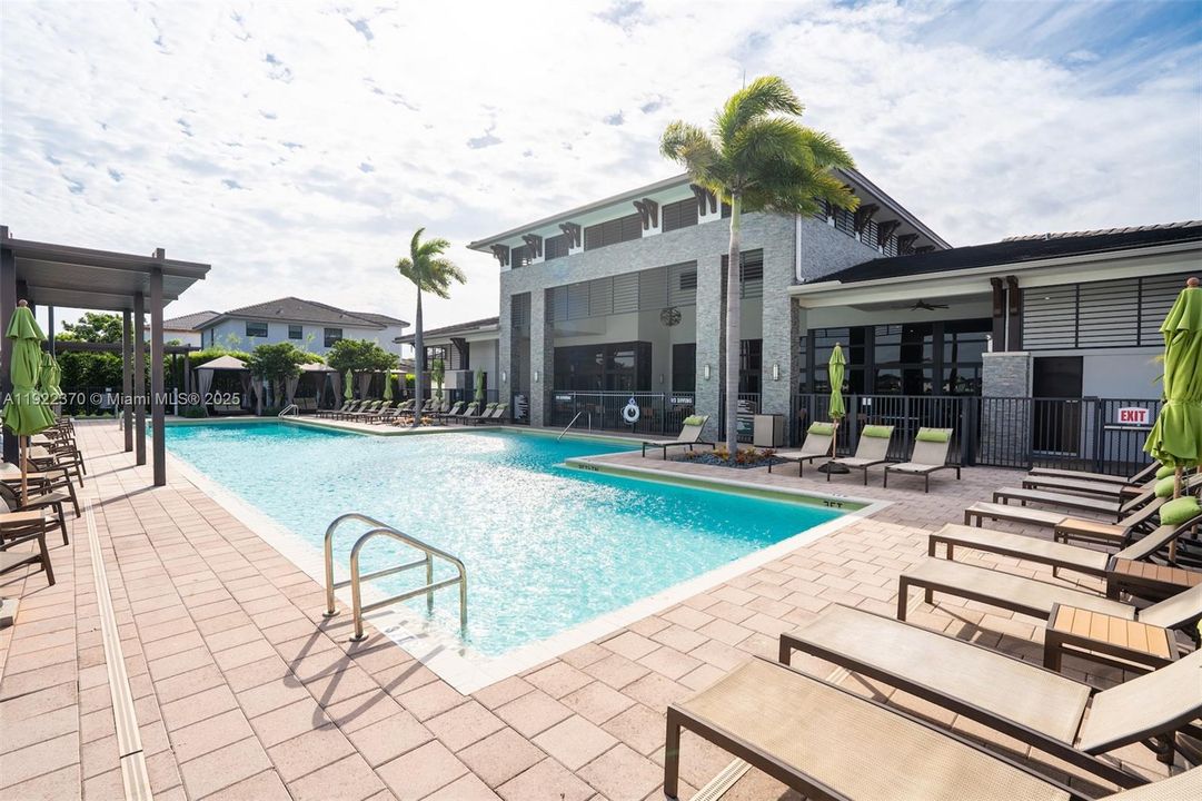 出租: $3,600 (3 贝兹, 2 浴室, 1476 平方英尺)