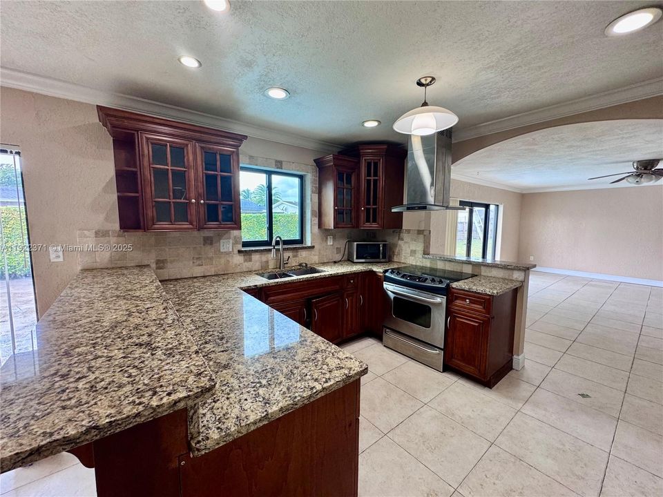 For Rent: $4,000 (3 beds, 2 baths, 1599 Square Feet)