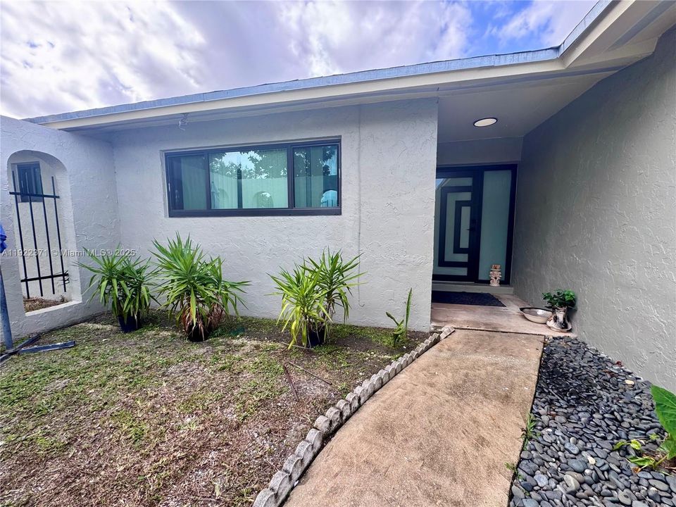 For Rent: $4,000 (3 beds, 2 baths, 1599 Square Feet)