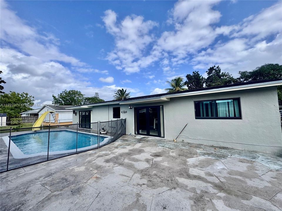 For Rent: $4,000 (3 beds, 2 baths, 1599 Square Feet)