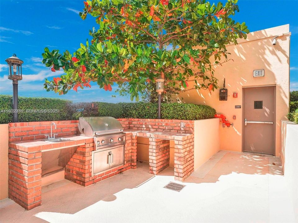 For Sale: $645,000 (2 beds, 2 baths, 1140 Square Feet)