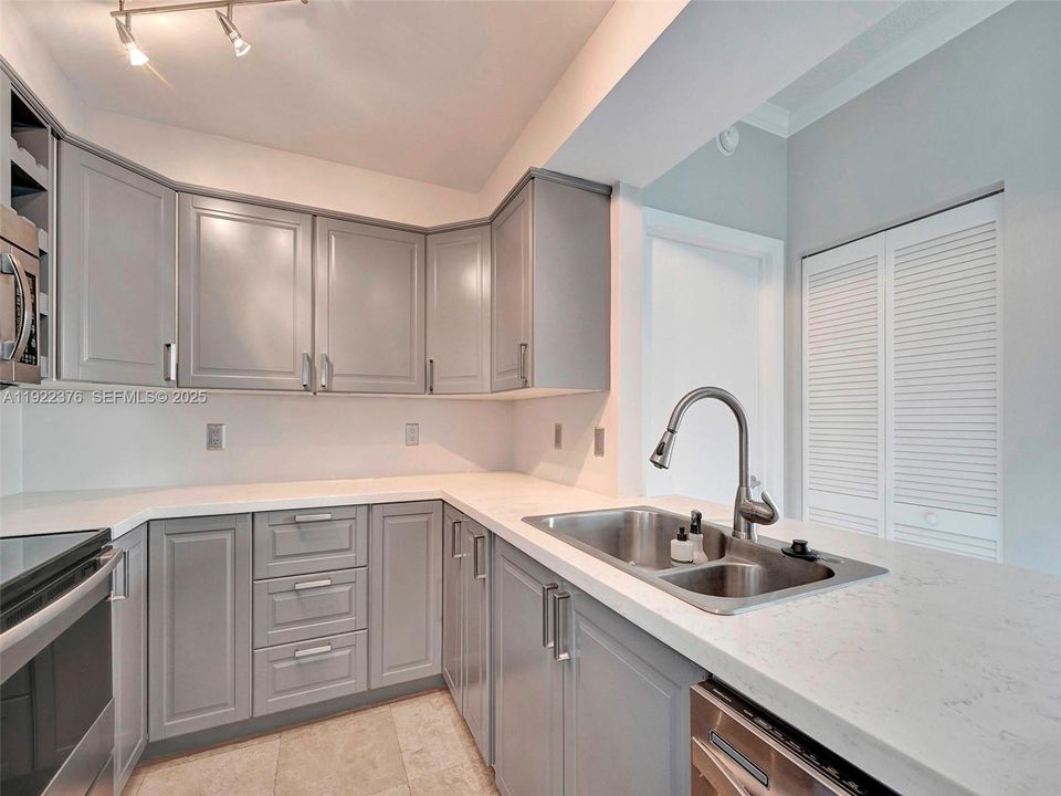 For Sale: $645,000 (2 beds, 2 baths, 1140 Square Feet)