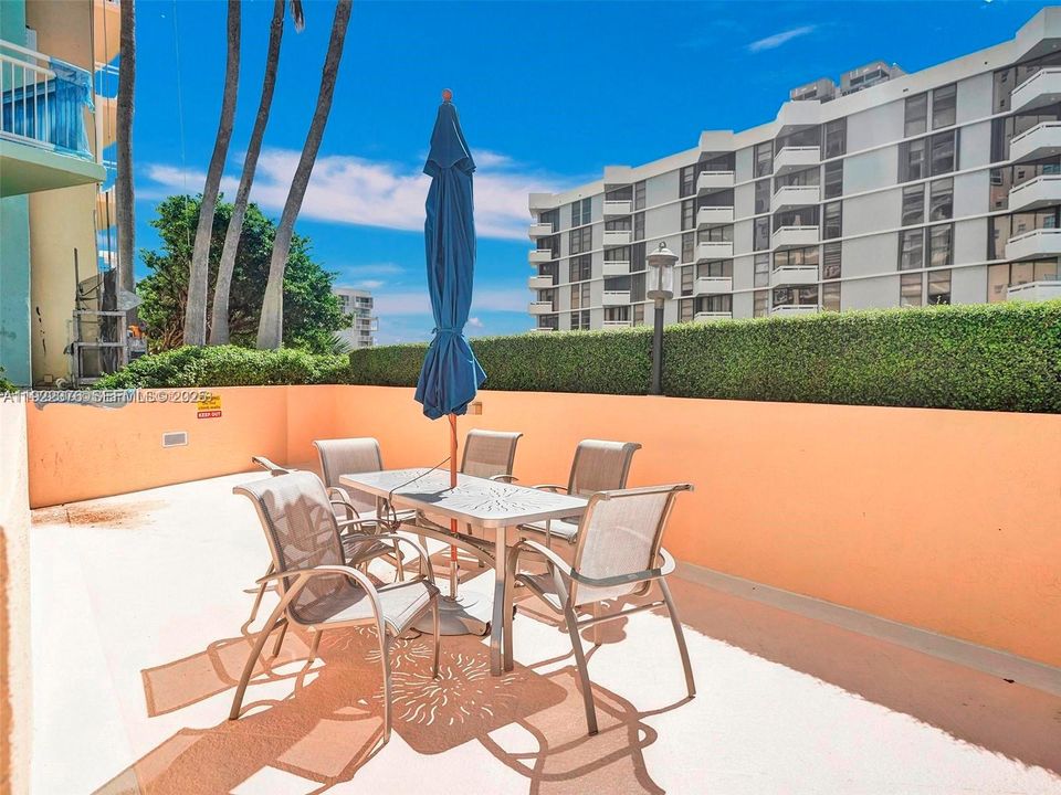 For Sale: $645,000 (2 beds, 2 baths, 1140 Square Feet)